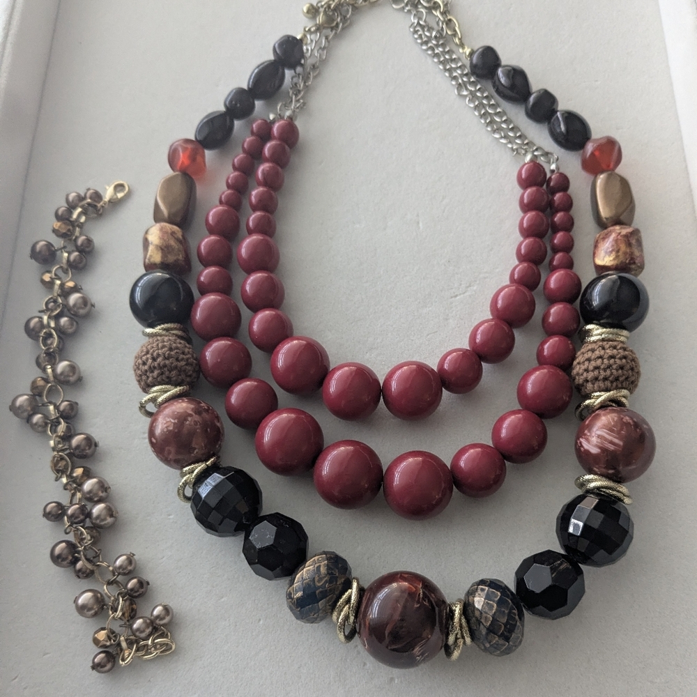 2 Vintagr Necklaces and Bracelet Set